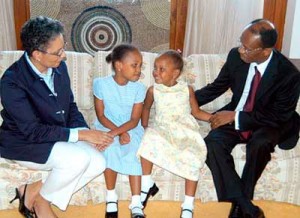 aristide et la famille M. Aristide vivait dans une résidence officielle à Pretoria avec sa femme Mildred et ses deux filles Christine (centre gauche) et Michaelle