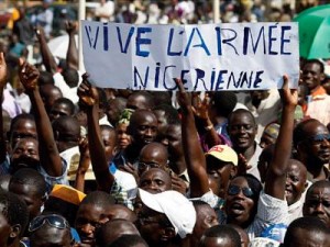 armee-nigerienne Peu de temps avant le coup d'Etat, Mamadou Tandja menaçait de se rapprocher de l'Iran et de la Chine, et notamment de vendre aux Iraniens son uranium brut.