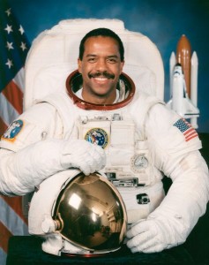 Bernard Anthony Harris Sélectionné par la NASA en janvier 1990, Bernard Anthony Harris, Jr est devenu astronaute en juillet 1991, et qualifié pour l'affectation en tant que spécialiste de mission sur les futurs de vol de la navette spatiale