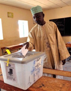 election-2011-niger Ancienne colonie française devenue un État indépendant en 1960, le Niger a tout d'abord été gouverné pendant quatorze ans selon un régime civil à parti unique, sous la présidence de Hamani Diori.