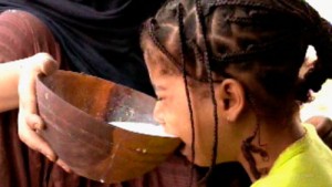 gavage-femmes Le gavage est une tradition mauritanienne qui consiste à faire grossir les femmes mauritaniennes pour les embellir ; car pour les mauritaniens, être grosse est un critère de beauté.
