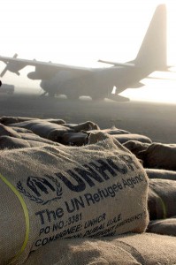 Haut Commissariat des Nations unies pour les réfugiés (HCR) Le Haut Commissariat des Nations unies pour les réfugiés est basé à Genève et est un programme de l'ONU. Il a pour but originel de protéger les réfugiés, de trouver une solution durable à leurs problèmes et de veiller à l'application de la Convention de Genève sur les réfugiés de 1951