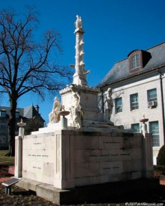 Le Monument de Tripoli Le Monument Tripoli à la US Naval Academy d'Annapolis au Maryland est le plus ancien monument militaire des États-Unis. En 1804, le président Jefferson envoyait une force navale dans la Méditerranée pour protéger l'expansion du commerce des États-Unis « Millions for defense, but not on cent for tribute (Des millions pour la défense, mais pas un cent en tribut )» est devenu le cri de ralliement de cette guerre.