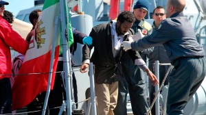 Des italiens sauvent des migrants Des dizaines de personnes ont été portées disparues en mer une nuit après qu’un petit bateau transportant plus de 200 migrants africains fuyant la Libye a chaviré au large des côtes de l'Italie dans des vagues de trois mètres de haut. Les garde-côtes italiens ont indiqué que 50 survivants ont été secourus
