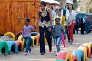 Michelle Obama Michelle Obama marche avec les enfants lors de sa visite du Centre communautaire Emthonjeni situé à Zandspruit en Afrique du Sud, mardi, le 21 juin 2011
