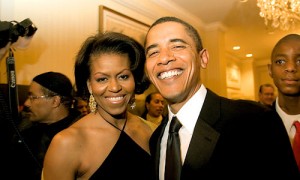 Barack et Michelle Obama En 1992, Barack Obama épouse Michelle Robinson, juriste originaire de Chicago rencontrée en 1989 dans le cabinet d'avocats où il travaille et où elle est avocate associée. Le couple Obama aura deux filles. C'est elle qui va propulser la carrière politique de son époux.