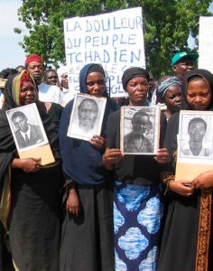 Hissène Habré Manifestation Hissène Habré (né en 1942 à Faya-Largeau) est actuellement réfugié au Sénégal et inculpé de crimes contre l'humanité, crimes de guerre et actes de torture