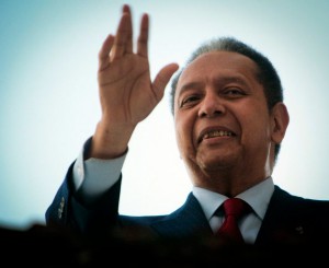 Jean-Claude Duvalier Jean-Claude Duvalier, tenu responsable par des organisations internationales de défense des droits de l'homme de la mort de milliers d'opposants sous sa présidence (1971-1986)