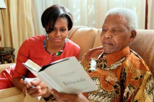 Michelle Obama et Nelson Mandela Lors de sa visite privée chez Nelson Mandela, Michelle Obama s’est fait raconter des histoires de l’ancienne Afrique du Sud raciste par Nelson Mandela lui-même, le premier président noir d‘Afrique du Sud, qui fut emprisonné pendant 27 ans dans sa lutte contre l'apartheid.