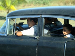 Cuba automobile L'économie de Cuba est largement contrôlée par l'état, c'est une économie dont la planification centrale est supervisée par le gouvernement cubain, bien que d'importants investissements étrangers ainsi que des entreprises privées existent dans l'île.
