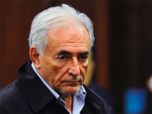 Dominique Strauss-Kahn Le Wall Street Journal révèle, le 18 octobre 2008, qu'une enquête interne est ouverte au FMI pour savoir si Dominique Strauss-Kahn fait preuve de favoritisme au sein de l'organisation en faveur de sa maîtresse, Piroska Nagy. Cette dernière l’accuse d’avoir abusé de sa position : « M. Strauss-Kahn a abusé de sa position pour entrer en relation avec moi /…/ Je n’étais pas préparée aux avances du directeur général du FMI. /../. J’avais le sentiment que j’étais perdante si j’acceptais, et perdante si je refusais /…/ Je crains que cet homme n’ait un problème qui, peut-être, le rend peu apte à diriger une organisation où travailleraient des femmes. »