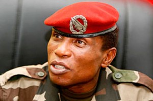 Moussa Dadis Camara Quelques heures après l'annonce de la mort de Lansana Conté, deuxième président de la République de Guinée, le capitaine Moussa Dadis Camara, jusqu'alors inconnu du grand public, apparaît à la radio-télévision guinéenne pour annoncer la suspension de la Constitution et de toutes les institutions républicaines ainsi que la dissolution du gouvernement. Ce coup d'État de décembre 2008 entraîna la suspension du pays au sein de l'Union africaine