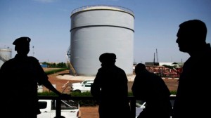 La sécession du sud ne manque pas d'alimenter une certaine inquiétude au sein de la population quand à l'avenir du pays. Jusqu'ici, le gouvernement central profitait des ressources pétrolières du sud (qui assurait 85 % de la production nationale) pour, « acheter » la paix civile avec les différents groupes rebelles qui sévissaient dans le nord. Avec des revenus en baisse, il lui sera difficile de poursuivre ce type de politique. Ainsi, selon Fouad Hikmat, analyste à l'International Crisis Group : « Dans un an, si le NCP (le Congrès national au pouvoir à Khartoum) ne change pas, n'adopte pas une nouvelle approche plus fondée sur l'intégration que sur la sécurité, le Soudan va affronter de sérieux problèmes ». Cette manne pétrolière permettait également de limiter les conséquences économique de la crise en jugulant l'inflation, garantissant une certaine « paix sociale ». La sécession du sud ne manque pas d'alimenter une certaine inquiétude au sein de la population quand à l'avenir du pays. Jusqu'ici, le gouvernement central profitait des ressources pétrolières du sud (qui assurait 85 % de la production nationale) pour, « acheter » la paix civile avec les différents groupes rebelles qui sévissaient dans le nord. Avec des revenus en baisse, il lui sera difficile de poursuivre ce type de politique. Ainsi, selon Fouad Hikmat, analyste à l'International Crisis Group : « Dans un an, si le NCP (le Congrès national au pouvoir à Khartoum) ne change pas, n'adopte pas une nouvelle approche plus fondée sur l'intégration que sur la sécurité, le Soudan va affronter de sérieux problèmes ». Cette manne pétrolière permettait également de limiter les conséquences économique de la crise en jugulant l'inflation, garantissant une certaine « paix sociale ».