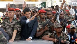 Andry Rajoelina En mars 2009, Andry Rajoelina renverse le président démocratiquement élu, Marc Ravalomanana, avec l'appui d'une partie de l'armée. Malgré la signature d'accords de partage de pouvoir de Maputo sous médiation internationale, M. Rajoelina limoge le Premier ministre de consensus et impose son gouvernement dirigé par Albert-Camille Vital.