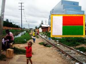 Madagascar dans la pauvreté Depuis l'indépendance, la France a toujours été le premier investisseur à Madagascar. Jusqu'en 2007 où le Canada l'a détrônée. En effet, cette année-là, les investissements directs étrangers venant du secteur privé canadien se sont accrus de 800 % tandis que les investissements Français ont baissé de 10 %.