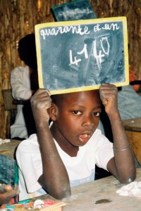 écoles au Sénégal L'éducation au Sénégal est l'une des plus avancées sur le continent. Le Sénégal peut se targuer d'avoir un enseignement de qualité avec des équivalences de diplômes des universités étrangères les plus prestigieuses tant en France qu'aux États-Unis.