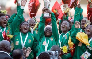 Les femmes camerounaises remportent l'Or aux Jeux Africains 2011 Les femmes camerounaises remportent l'Or aux Jeux Africains 2011. Malgré tout, de nos jours, le football féminin est encore très loin de posséder le même statut que son homologue masculin.
