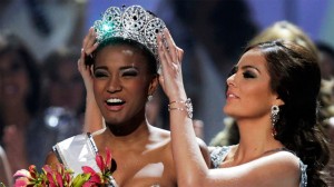 Miss Univers Leila Lopes La ravissante femme Noire agée de 25 ans, native de l'Angola, un pays lusophone du sud-ouest de l'Afrique, Leila Lopes, vêtue d'une robe bustier pailletée avec une frange de plumes, a accepté la couronne lundi de la main de la vainqueur de l'an dernier, la Mexicaine Ximena Navarrete, devant les beautés finalistes latino-américaines qui étaient tous favorites.