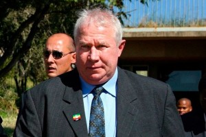 Roy Bennett En 2003 la plantation de Roy Bennett, fut saisie dans le cadre de la réforme agraire du pays. En 2004 et 2005, il passe 8 mois en prison pour avoir agressé un ministre dans l'enceinte du Parlement. À sa libération, il est accusé de complot contre le président Robert Mugabe et choisit de s'exiler en Afrique du Sud pour éviter une nouvelle détention. Le 13 février 2009, alors qu'il allait prêter serment en tant que vice-ministre de l'Agriculture au sein du nouveau gouvernement d'union, il est arrêté à Harare, avant son entrée en fonction, mais l'accusation de trahison est abandonnée et remplacée par celle de tentative de terrorisme, banditisme et sabotage. Le 10 mai 2010, il sera finalement acquitté.