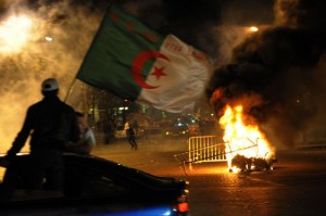 Le Massacre du 17 octobre 1961 Aux journées des 17 et 18 octobre vont succéder d'autres tueries, elles aussi liés à la guerre d'Algérie : 74 Algériens sont abattus par la police et par l'armée au cours des manifestations de célébration du 7e anniversaire du soulèvement du 1er novembre 1954.