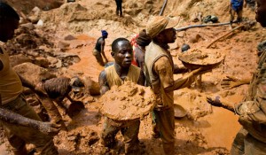 Diamants en Angola Plusieurs hommes congolais pensent que les mines illégales angolaises sont leur seul espoir de survie