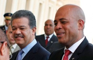 Leonel Fernandez et Michel Martelly On estime à 600 000 Haïtiens vivent en République dominicaine. Les Haïtiens sont victimes de discrimination et d'abus et accusent les autorités locales de faire bien peu pour les protéger. Sur la photo, les présidents Leonel Fernandez et Michel Martelly.