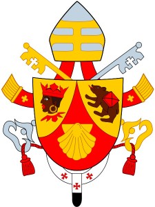 Les armoiries du pape Benoit XVI Le blason figurant sur les armoiries papales du pape Benoit XVI sont rendues publiques le 26 avril 2005. Le blason est de type « écu à calice », de gueules chapé d'or. À gauche se trouve le « Maure de Freising », une tête d'Éthiopien couronnée. Au centre, une coquille Saint-Jacques évoque notamment le monastère Saint-Jacques de Ratisbonne et à droite figure « l'ours de saint Corbinien ».