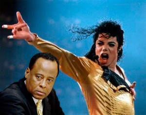 Michael Jackson et Conrad Muray Le rapport d'autopsie que s'est procuré l'Associated Press révèle que Michael Jackson avait des tatouages permanents : autour des yeux, des lèvres et les sourcils. Le devant de son crâne était aussi tatoué, pour camoufler un début de calvitie, qu'il cachait sous une perruque.