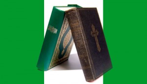 Nigeria religions Le pays est profondément divisé entre le nord musulman et le sud chrétien. Des émeutes et des massacres ont éclaté par le passé entre les différents clans et tribus liés à l'une ou l'autre religion.