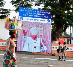 Le pape au Bénin Le 17 mars 2009, dans l'avion qui l'amène en Afrique, Benoît XVI déclare : « Je dirais qu’on ne peut pas vaincre ce problème du sida uniquement avec de l’argent, qui est nécessaire. S’il n’y a pas l’âme, si les Africains ne s’aident pas, on ne peut le résoudre en distribuant des préservatifs. Au contraire, ils augmentent le problème. »