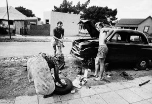 afrikaners « Ils étaient racistes, très attachés à la terre, et généreux. Envers les Noirs aussi. J’ai vu une famille dans son jardin qui fabriquait un cercueil pour la bonne noire - mon entourage de gauche n’aurait pas passé un samedi après-midi à faire ça ; ils auraient donné de l’argent à la famille. Mais tout en construisant le cercueil, ils faisaient des blagues pour savoir si la bonne allait rentrer dedans. S’il fallait couper les jambes pour que ça tienne. C’est une contradiction qui dit notre histoire. » — Témoignage de David Goldblatt, photographe anglophone sud-africain, à propos de fermiers afrikaners, au début des années 1960 (Le Monde du 6 juillet 2006)