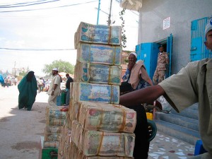 franc-cfa Le franc CFA (franc des Colonies Françaises d'Afrique et aujourd'hui franc de la Communauté Financière Africaine) est la monnaie de plusieurs pays d'Afrique constituant en partie la Zone franc. Avec les indépendances, une première critique de nature « idéologique » traverse la zone franc. Selon ses détracteurs, le mécanisme du franc CFA pérennise des relations dépassées entre les pays nouvellement indépendants et l'ancienne métropole coloniale. Les États africains sont privés d'un réel pouvoir monétaire qui est un rouage d'une réelle indépendance.