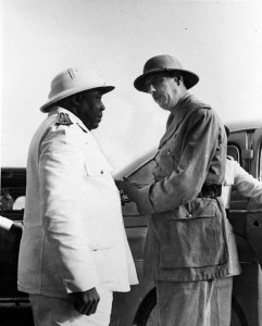 francafrique Après son retour au pouvoir en 1958, De Gaulle se voit contraint par les mouvements anti-colonialistes et les pressions internationales d'accorder leur indépendance aux anciennes colonies africaines de la France. Mais la défense des intérêts français en Afrique est considérée par tous les présidents successifs comme un impératif absolu. En effet, la Françafrique a persisté sous François Mitterrand et s’est maintenue, sous différentes formes et malgré quelques évolutions, jusqu'à la présidence de Nicolas Sarkozy. À l’origine, les raisons de la mise en place de ce système sont de trois ordres 1-Économiques (garantir l’accès aux matières premières stratégiques du continent (pétrole, uranium etc.) et offrir des débouchés privilégiés aux multinationales françaises).2-Diplomatiques et stratégiques 3-Politiques