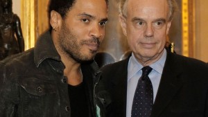 lenny kravitz Leonard Albert Kravitz est un musicien et producteur américain, né le 26 mai 1964 à New York. Lenny, né en 1964, a été nommé d'après son oncle, Leonard Kravitz, qui fut tué à la Guerre de Corée.