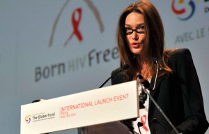 Carla Bruni Sarkozy Née à Turin en Italie en tant que Carla Gilberta Bruni Tedeschi, la première dame de France à déjà exprimé dans diverses interviews être ennuyée par la monogamie : « l'amour dure une longue période, mais le désir brûlant, deux à trois semaines. Je suis monogame de temps en temps, mais je préfère la polygamie et la polyandrie ».