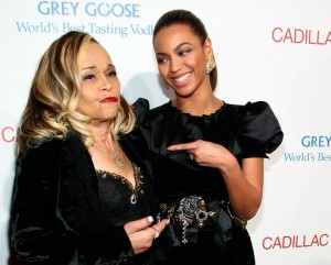 Etta James et Beyonce Knowles Etta James a soulevé la controverse dans un concert à Seattle en janvier 2009, lorsqu’elle a exprimé son mécontentement face à Beyoncé Knowles, qui quelques jours avant avait interprétée sa chanson, « At Last », à d'investiture de Barack Obama. Etta James a affirmé qu'elle « ne supporte pas Beyoncé» et qu’elle se ferait « botter le cul ». Plus tard la chanteuse a admis que ses remarques à propos de Mme Knowles étaient une blague, mais qu'elle était blessée qu'elle n'a pas été invitée à chanter sa chanson et qu'elle pouvait faire bien mieux.