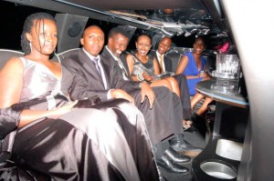 inspire-africa-competiteurs Lors de la première, les participants ont été conduits dans une élégante limousine noire . À leurs arrivées, ils ont eu droit au tapis rouge.