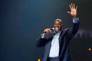 Magic Johnson Magic Johnson au "We Day" le 16 novembre 2011 à Waterloo au Canada