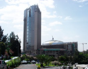 siege-ua Le nouveau siège de l'Union Africaine à Addis Abeba, en Ethiopie, a été construit et financé par le gouvernement chinois pour un coût de 200 millions de dollars