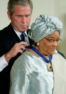 Ellen Johnson Sirleaf et Georges W. Bush Le 5 novembre 2007, le président des États-Unis Georges W. Bush remet à Ellen Johnson Sirleaf la médaille de la liberté. Elle est décernée à des personnes, américaines ou non, qui ont fourni « une contribution particulièrement méritoire pour la sécurité ou les intérêts nationaux des États-Unis, un monde de paix, ou des efforts remarquables dans le domaine culturel ou autres, public ou privé. »