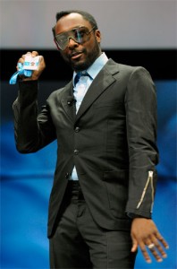 will-i-am will.i.am affichent fièrement sa carte d'accès en tant que Directeur de la création innovante chez Intel en janvier 2011. Le chanteur fut découvert par le rappeur Eazy-E.