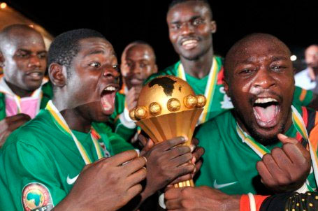 zambie-can L'équipe de Zambie de football a terminée 1re de son groupe devant la Guinée-Équatoriale, la Libye et le Sénégal. Lors des 3 matchs du groupe A, la Zambie a fait 2 victoires et 1 nul. Ils ont battu le Sénégal lors du 1er match : 1-2, ensuite ils ont partagé les points avec la Libye 2-2, et pour finir ils ont battu la Guinée-Équatoriale 0-1. Lors des quarts de finale, ils ont éliminé le Soudan 3-0. Lors des demi-finales, la Zambie a créé l'exploit d'éliminer le Ghana 1-0. Ils ont battu en finale la Côte d'Ivoire pour gagner la CAN, aux tirs au but (8 tab 7). Au terme de cette 28ème édition de la coupe d'Afrique le capitaine Christopher Katongo termine meilleur joueur de la compétition ainsi que co-meilleur buteur avec Mayuka pour la Zambie.