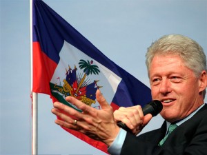 bill-clinton-haiti Bill Clinton visita Haïti pour la première fois en 1978, maintenant il est propulsé au rôle de proconsul du pays. Il c'est refait une vie politique en Haïti, après deux mandats consécutifs dans son pays. Il co-préside l'organisation pour la reconstruction d’Haïti, connue sur le nom de CICR gérant ainsi la destiné du pays.