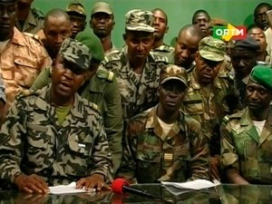 coup-etat-mali Les soldats maliens font une apparition à la télévision, au studio de télévision situé à Bamako le 22 mars 2012 dénonçant l'incapacité du gouvernement à gérer la crise touareg