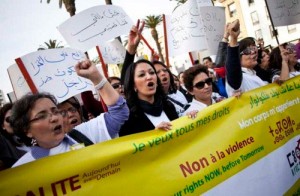 droits-au-maroc Dans son bilan des Droits de l’Homme, le Maroc a fait des progrès considérables depuis la fin des « années de plomb » du règne du roi Hassan II (1961-1999). Néanmoins, malgré la modernisation apportée par son fils le roi Mohammed VI, il y a encore place a de l’amélioration.