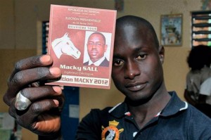 macky-sall Macky Sall est prêt à prendre le pouvoir après avoir défait Abdoulaye Wade aux urnes, conduisant à une transition tout en douceur saluée comme un exemple démocratique pour l'Afrique.