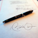 signature-barack-obama Le 8 décembre 2010, le président Barack Obama a signé une loi historique qui finance un Règlement, connue sous le nom « Pigford II » entre le Département Américain de l'Agriculture et des Fermiers Noirs Americain, dont beaucoup avaient subi des décennies de discrimination.