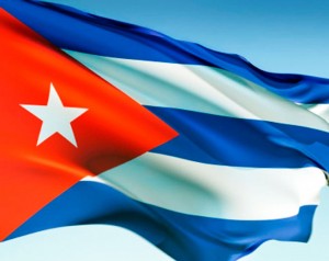 drapeau-cuba Le drapeau cubain est deux fois plus long que large. L'étoile blanche se nomme La Estrella Solitaria (« l'Étoile solitaire ») et s'identifie à la liberté chèrement acquise, le triangle est la représentation maçonnique de l'égalité et sa couleur rouge le sang versé lors des combats d'indépendance. Les bandes bleues représentent les ex-départements qui contrôlaient l'île et les blanches symbolisent la paix. Le drapeau cubain est adopté le 20 mai 1902, lorsque la République cubaine est instaurée, après que Cuba fut devenue indépendante de l'Espagne en 1898