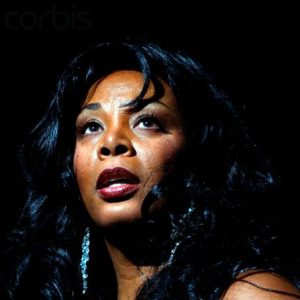 donna-summer La musique de Donna Summer a donné une voix non seulement à une révolution musicale, mais également culturelle — une époque où le sexe, la race, la mode et les drogues ont été explorés et exploités en toute liberté comme jamais auparavant aux États-Unis.