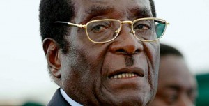 robert-mugabe-femme À l’élection présidentielle de mars 2002, Robert Mugabe obtient 56% des voix contre Morgan Tsvangirai. À la suite de ces élections, la Grande-Bretagne tente d’organiser avec les pays du Commonwealth des sanctions internationales. Appuyés par les pays occidentaux, les États-Unis et l’Australie, les Britanniques obtiennent difficilement la suspension du Zimbabwe du Commonwealth mais les pays africains font bloc autour du dictateur, justifiant son comportement par les abus du colonialisme.
